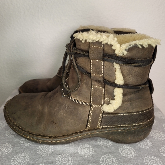 UGG Cove Women's Boots size US 7 EUR 38 Sheepskin Linned - Picture 4 of 10